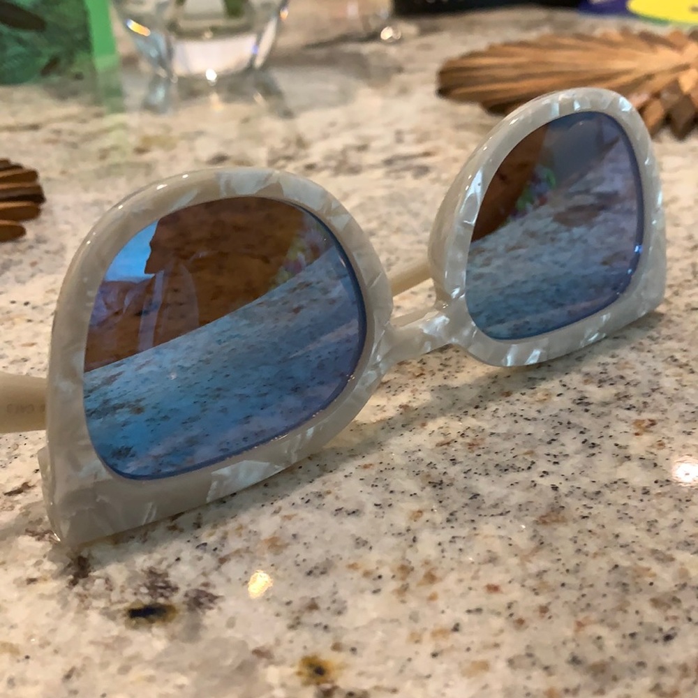 NWOT Quay blue mirror sunglasses